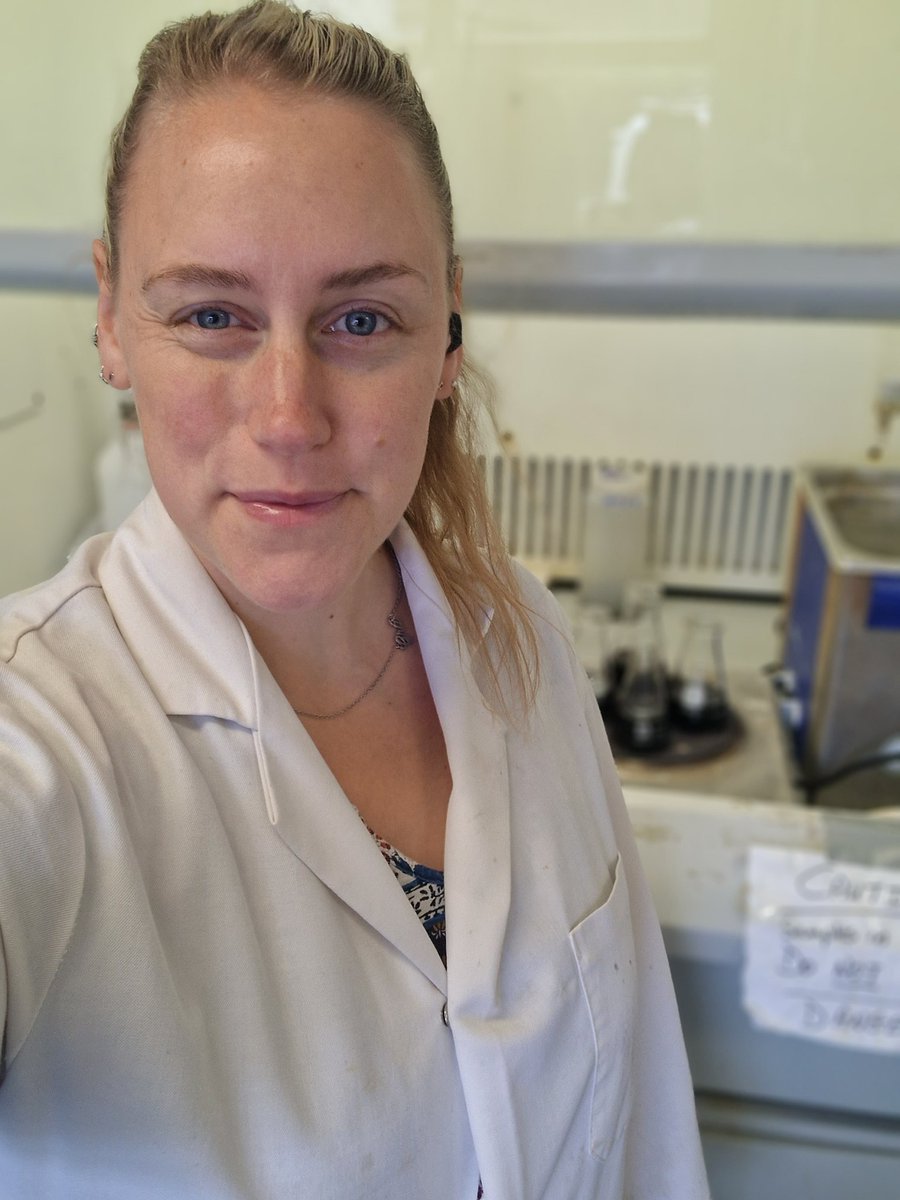 daisypollinator's tweet image. Back processing #pollen samples after having a broken finger! #labwork #roadtorecovery