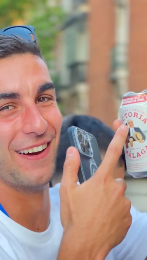 CervezaVictoria's tweet photo. ¡Queremos volver a este momento @sefutbol!👏🏻

Una celebración de la #victoria por todo lo alto junto a la afición.

¡Si, si, si, la cuarta ya está aquí!🇪🇸 https://t.co/7FeLmvaBju