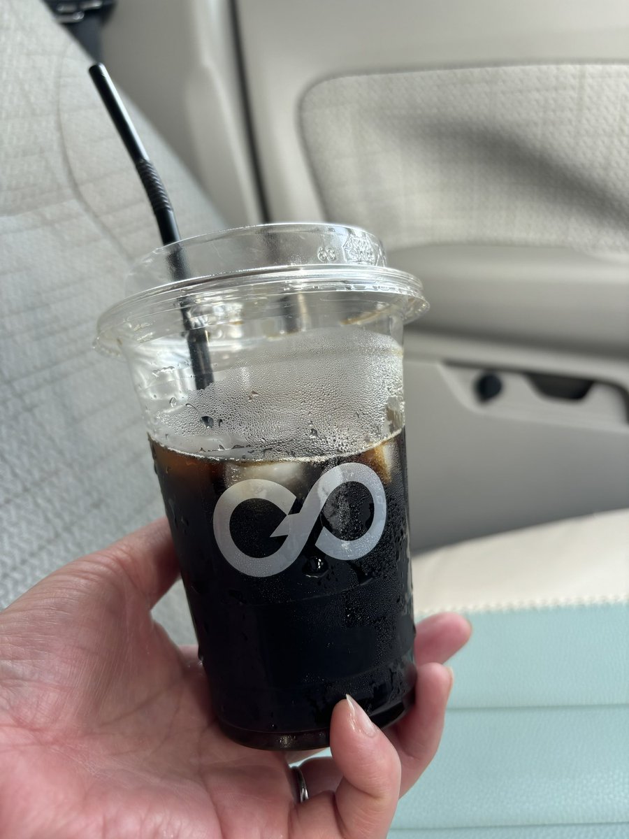 guggassan's tweet photo. 昨日紹介された
#Gocoffee さん
今日の暑さにピーッタリの
アイスコーヒー♡
好きなコクとキレがあって
車内入る前に飲んじゃった✨
大好きな水道筋商店街の近くなので
嬉しい!!
#シャカリキ
#クマ散歩 https://t.co/A5KhAKdpeQ