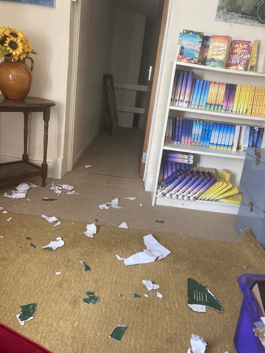 jo_thomas01's tweet photo. Puppy at work #inmyoffice https://t.co/wCiqApycYB