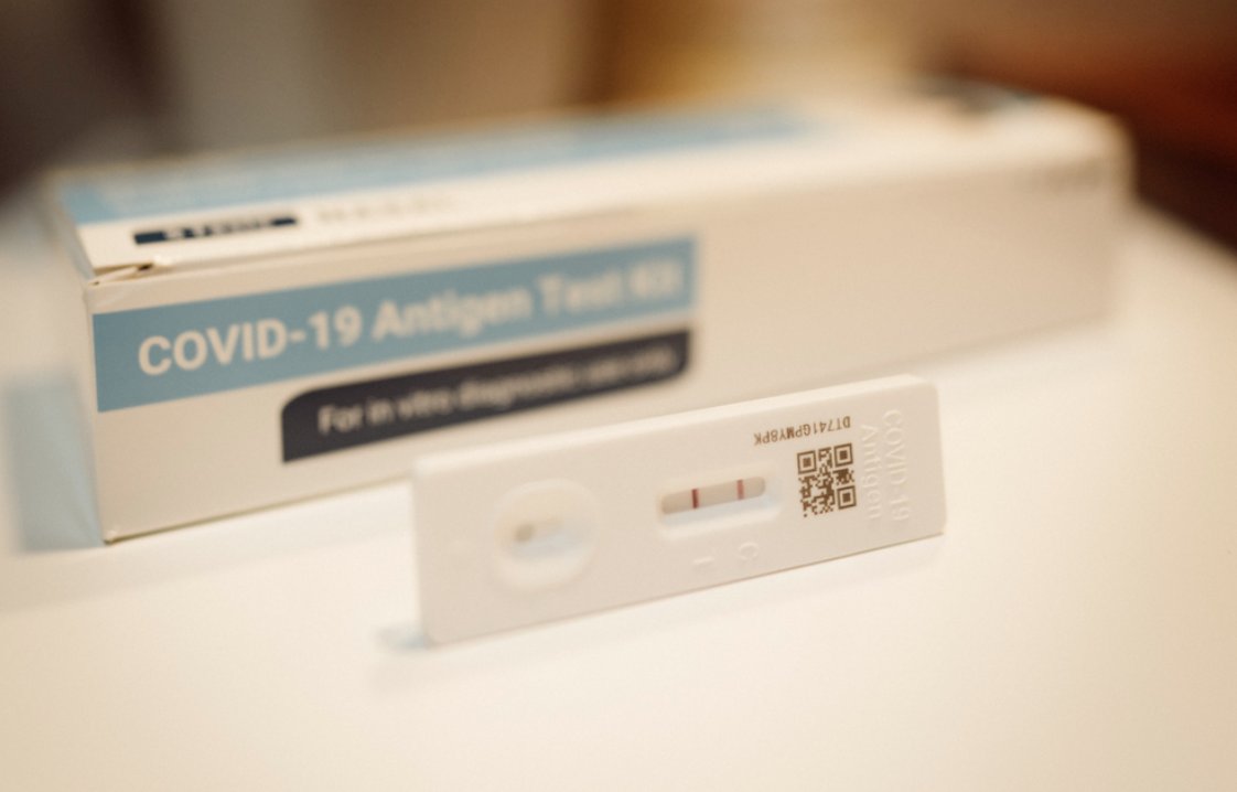 ImmunoUK's tweet image. COVID cases are rising. For those needing lateral flow tests (LFTs), nhs.uk has launched a new pharmacy finder. This tool helps you locate pharmacies offering free LFTs if you're eligible for COVID-19 treatments.

Access the service at nhs.uk/COVIDtreatments.