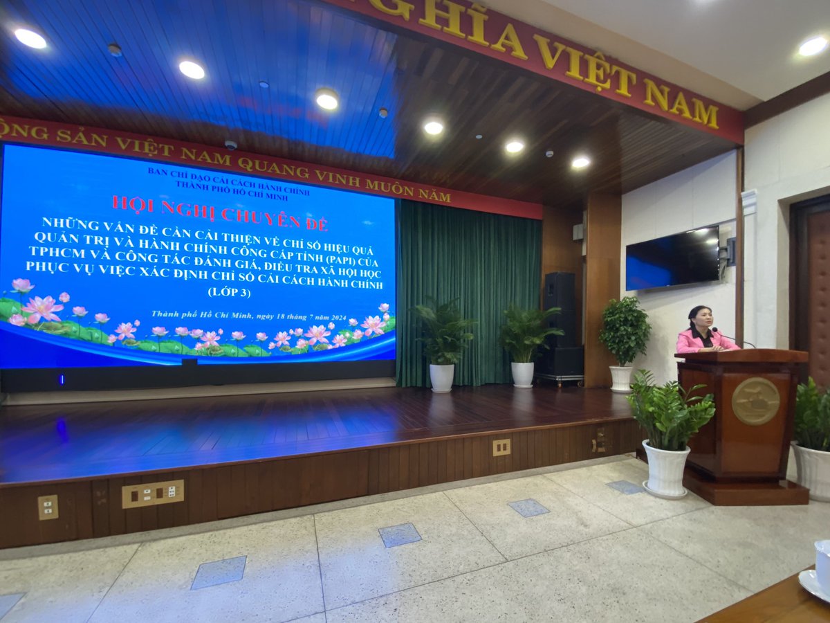 PAPI_Vietnam's tweet photo. 📈Honoured to diagnose citizen feedback thru 2023 PAPI wt >1,000 public officials &amp; civil servants from municipal to commune levels in HCMC on 18Jul. Good practices from other provinces also shared wt HCMC officials. Hope HCMC will improve gov performance &amp; serve citizens better. https://t.co/tD33tJbllB