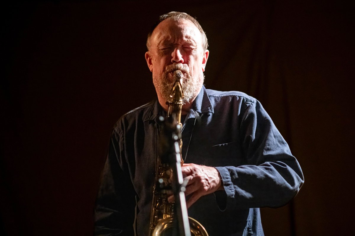 On October 24-26 I'll be joined by some of my favourite musicians for a 3 night residency at Café Oto.
Pat Thomas, Rhodri Davies, Sophie Agnel, Isabelle Duthoit, Ståle Liavik Solberg, Angharad Davies &amp; Mark Sanders!
cafeoto.co.uk/events/john-bu…
photo: Dawid Laskowski