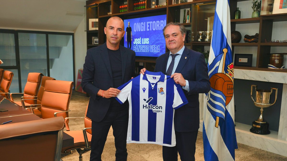 🏡⚽ ¡<a href="/jlsanchezvera/">José L.Sánchez Vera</a>  ya conoce su nueva casa! 

Ayer se celebró la presentación de Jose como nuevo entrenador de la <a href="/RealSociedadFEM/">Real Sociedad Femenino</a> . Un día de mucha ilusión y agradecimiento con el mister por confiar en nosotros para esta nueva etapa.

¡Enhorabuena! 
#futbolfemenino  #futfem