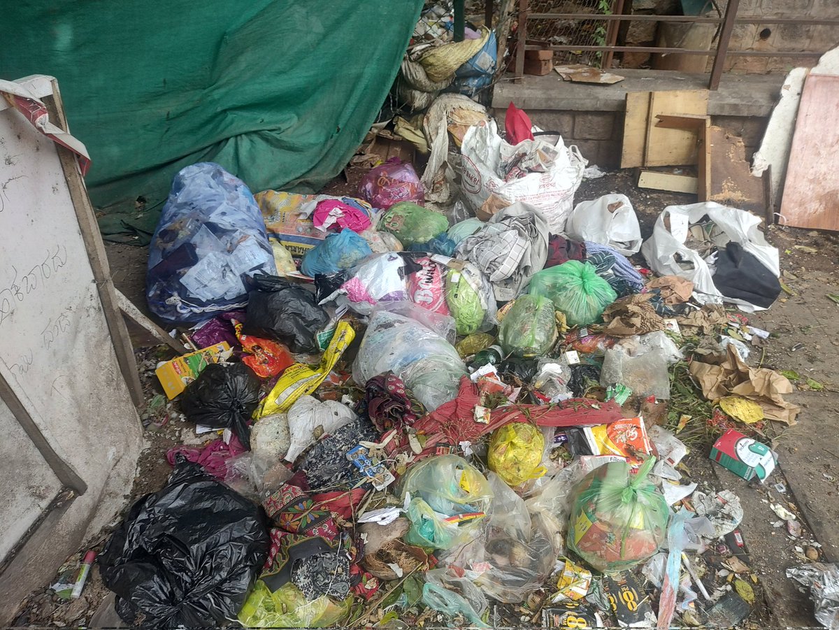 MaitiSandy33896's tweet photo. "@bbmpcommr #bbmpcomm At Campus P.O, Jnana Bharathi, Mallathahalli, Bengaluru, Karnataka 560056.The garbage piling up near the college and residential area is unacceptable. Since last one year I have been seeing these things happening continuously. #SwachhBharat #CleanIndia https://t.co/2fTF8OUvnt