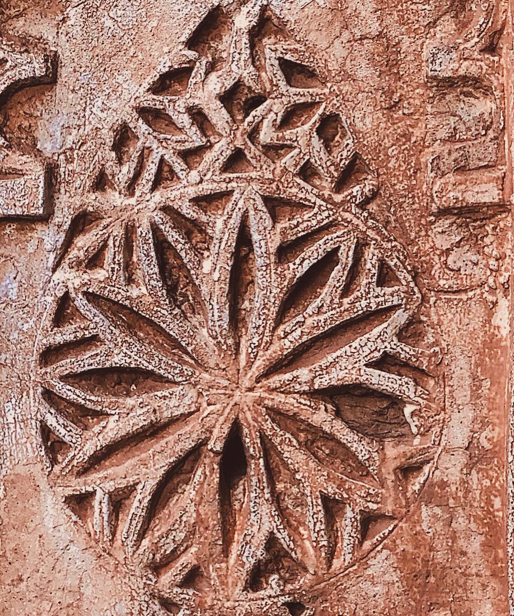 واحدة من أجمل النقوش الزخرفية الجصية التي شاهدتها ووثقتها  في بيوت القطيف التقليدية وهي ( القلادة)  وتجمع في زخارفها بين البيدانه والزخارف الهندسية نقشت في خارج الأدب وخلوة بيت السادة الدعلوج بقلعة القطيف شرق السعودية من أجمل الخلوات التي شاهدتها لغنى وفرادة الزخارف الجصية.  يتبع