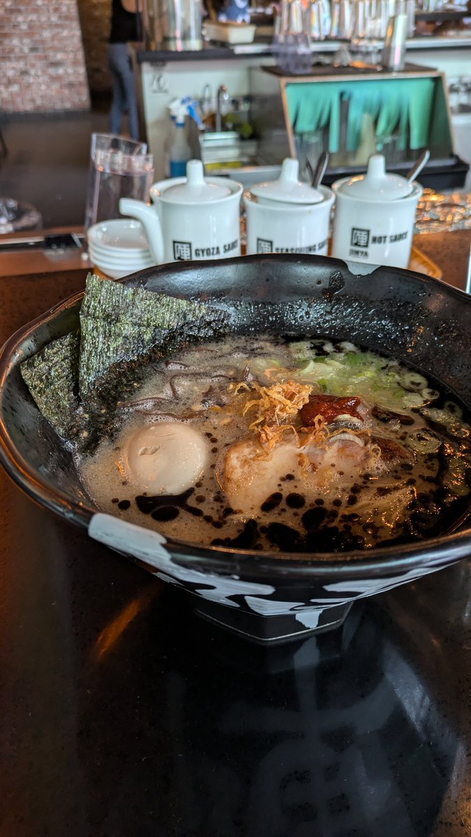 chopper0119's tweet photo. JINYAの$10ラーメン最終日。友達が体調不良でこれんやったけど、ジム後に再びソロJINYAかちこんで来た（2デイズ参加）
その後、近くのピスタチオカフェで仕事。コーヒーは期待して無かったのに、美味しくて不思議に思っとったら（ちょっと失礼）Palletさんの豆使っとるぽくて、納得。Pallet美味しい☕ https://t.co/GUaYSORC3k