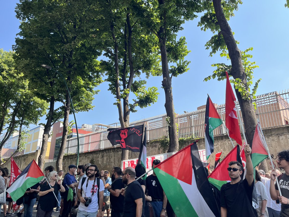 Siamo in presidio sotto la Rai di Napoli contro la repressione che stanno subendo i compagni e le compagne in lotta per la Palestina!