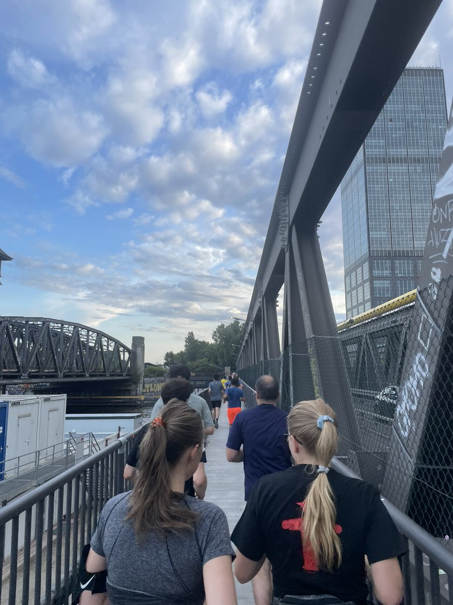 polarbeer's tweet photo. Midnight Runners Berlin!
落地柏林第一件事，加入当地跑团探索城市角落🏃
#柏林 #MidnightRunners https://t.co/SAZHmoAubB