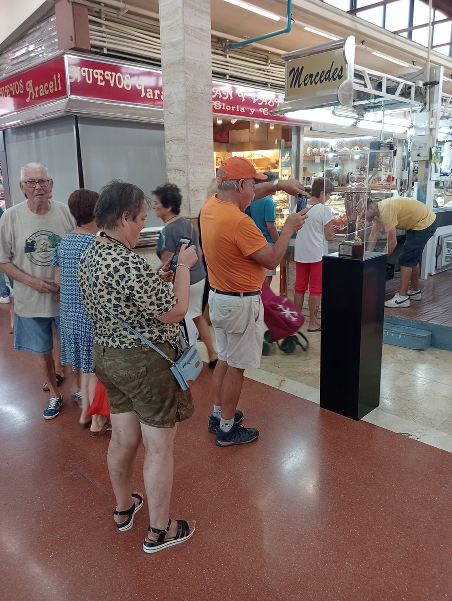 Celebrando el 87 aniversario de la Copa España Libre que conquistó Levante FC (<a href="/LevanteUD/">Levante UD</a>) en 1937 en el Mercat del Cabanyal. De vuelta a los orígenes. #LUDhistoria