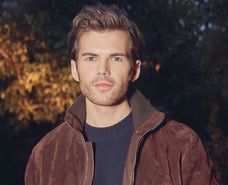 _gracieling's tweet image. imagine having such severe vision problems that you call this man “ugly”.