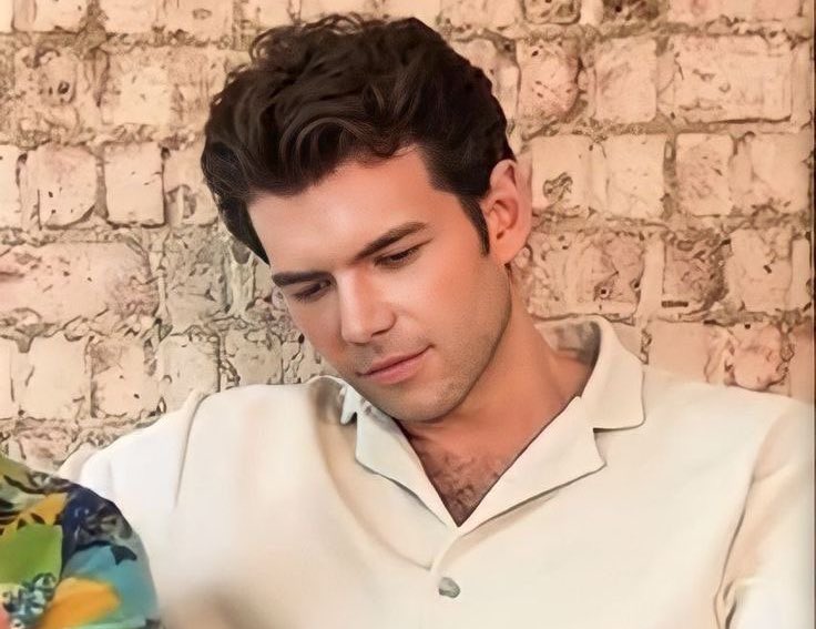 _gracieling's tweet image. imagine having such severe vision problems that you call this man “ugly”.