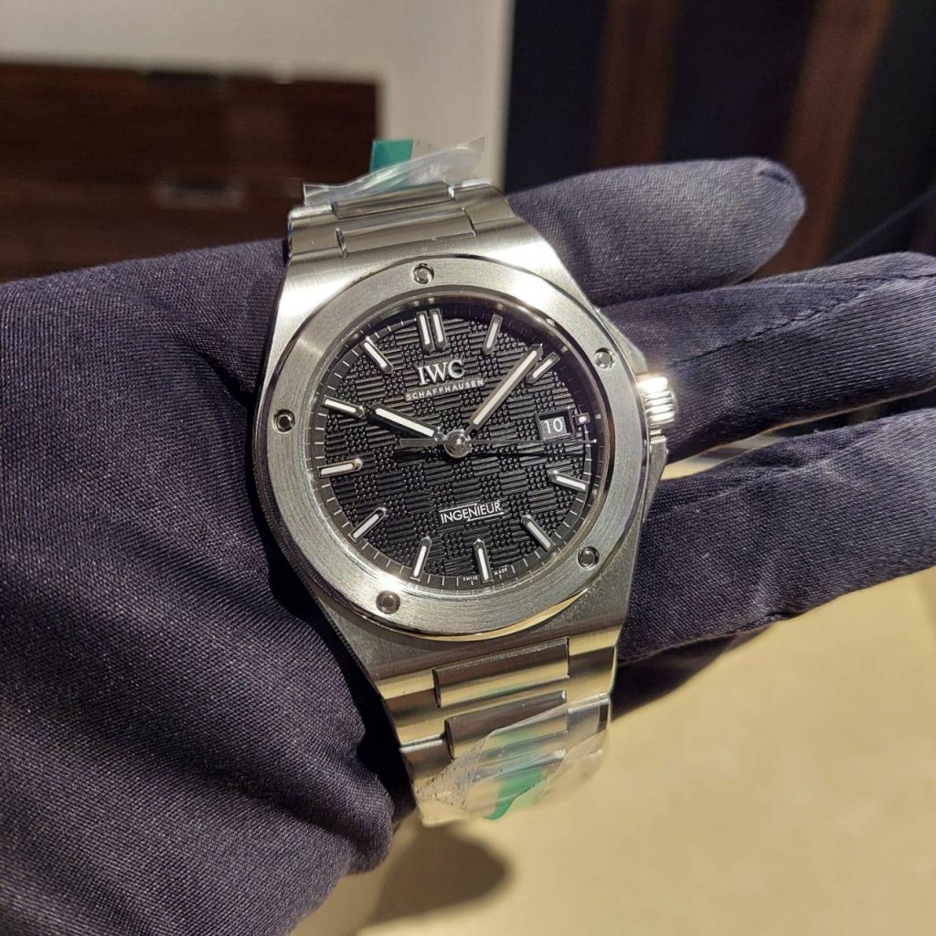 ISHIDA_SHINJUKU's tweet photo. 【IWC】インヂュニア・オートマティック 40
Ref:IW328901
#インヂュニア
#耐磁
#watchofinstagram
#watchcorrecter
#watchoftheday
#梅雨明け
#マック
#watchfam #watchgeek #watchnerd #keepthetime
#watchcollector #horology #watchmaker #horophile #watchaddict #lovewatches
#watchoftheday https://t.co/bw9LKIPZYV