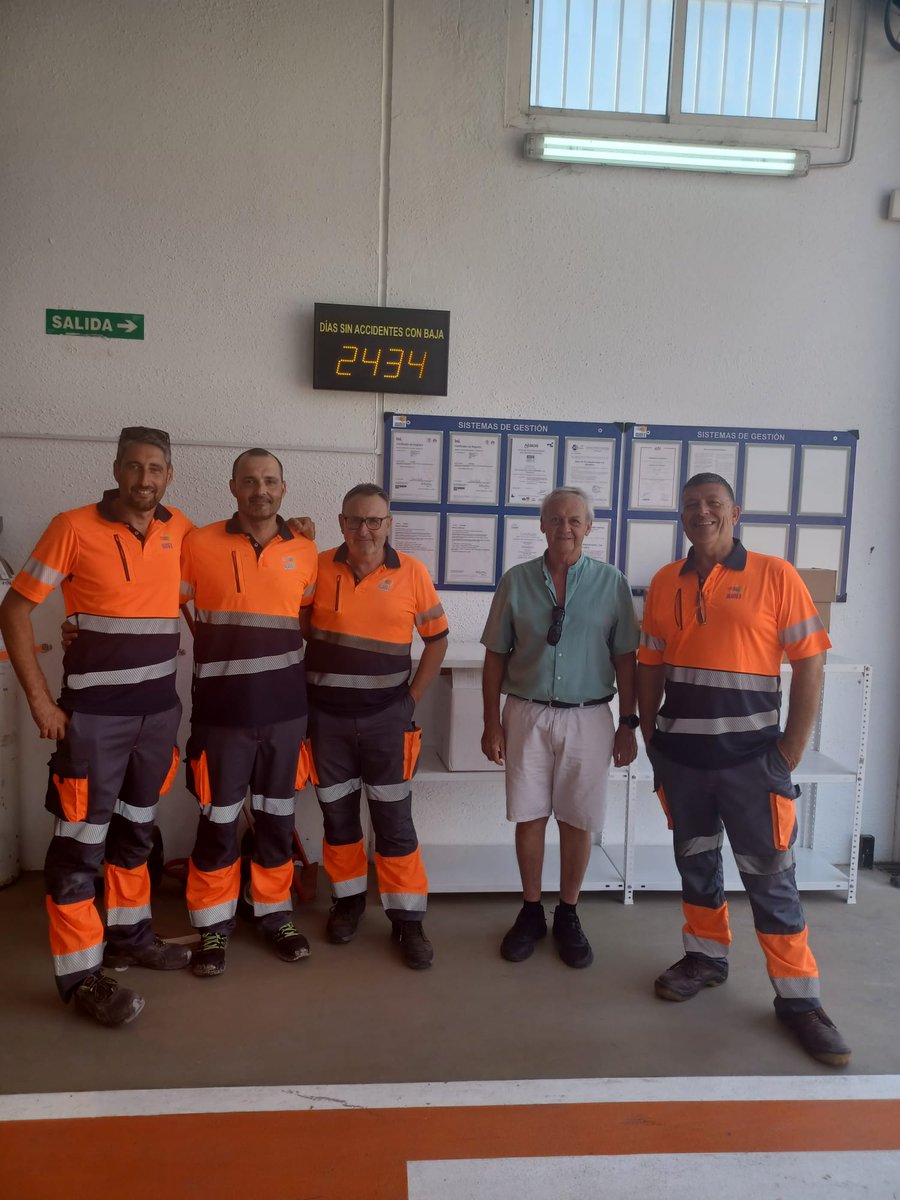 La seguridad y salud laboral del personal de #Agamed es muy importante y por ello hemos reconocido los capataces y plantilla operaria de Agamed por su compromiso con la #SSL y la comunicación de riesgos 👏

#Seguridad #TrabajoEnEquipo