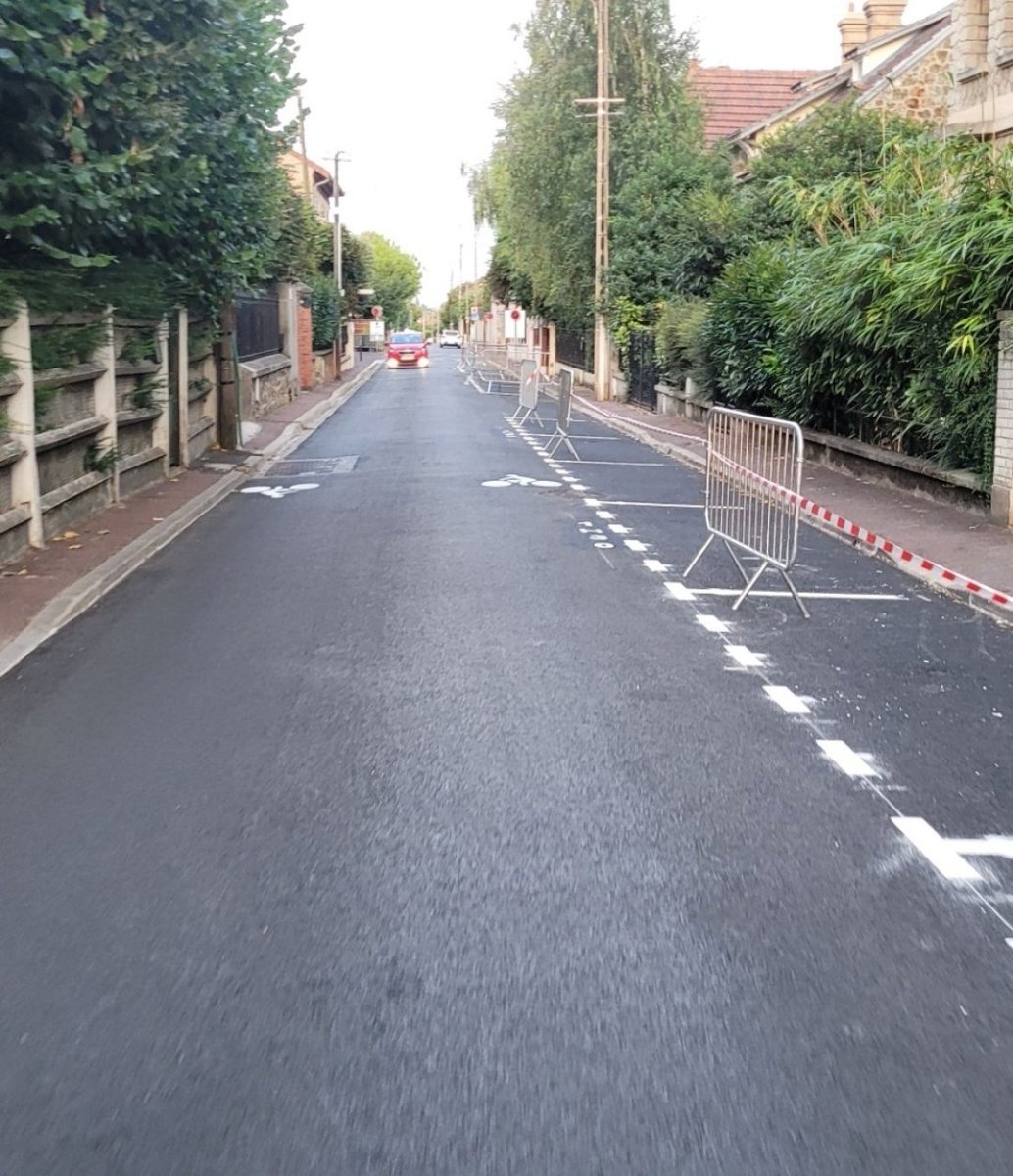 MDB_Eaubonne's tweet photo. Sur cette photo d'une voirie refaite pour le passage de la flamme Olympique seule une chose est aux normes. Laquelle ? https://t.co/pj0VkG2zrE