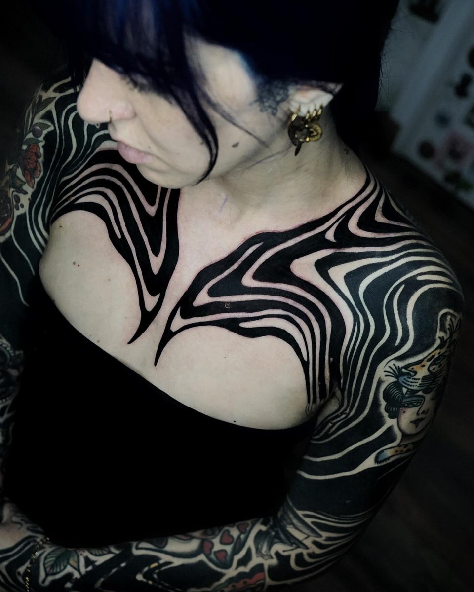southgatetattoo's tweet image. Amazing freehand full body suit in progress, chest part done by our resident @oscar.tttst_ for @nicole__tattoo 
Get in touch to book with Oscar this summer!
Books/info in our Bio: @southgatetattoo 
•
•
•
#freehandtattoo #suminagashitattoo #fullbodysuit #blackwork #darkwork