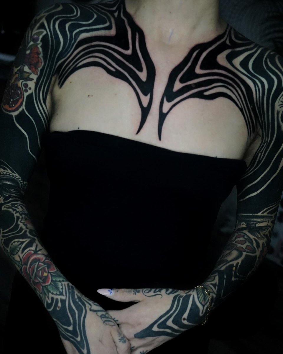 southgatetattoo's tweet image. Amazing freehand full body suit in progress, chest part done by our resident @oscar.tttst_ for @nicole__tattoo 
Get in touch to book with Oscar this summer!
Books/info in our Bio: @southgatetattoo 
•
•
•
#freehandtattoo #suminagashitattoo #fullbodysuit #blackwork #darkwork
