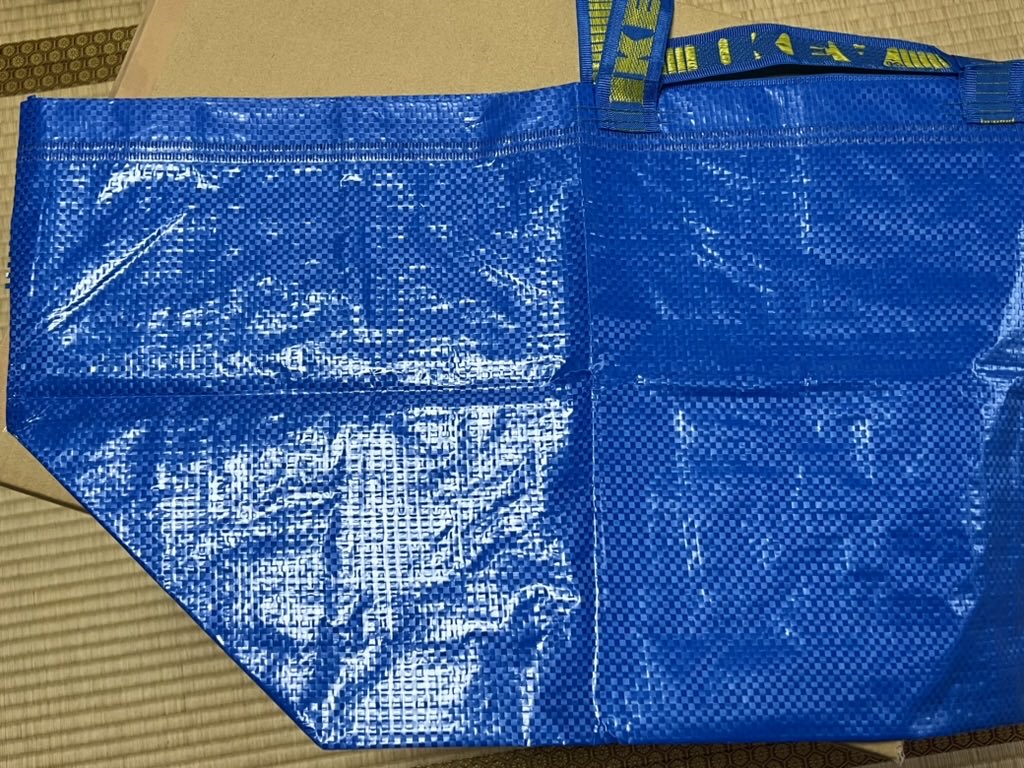 AyakoMiyakawa's tweet photo. 海外在住邦人は日本に帰省すると、大量の食材などを買って持ち帰るのが常。持ち込める量はエアラインによって異なるのでしょうけれど、JALやフィンエアーのワンワールドでは23キロを2個まで預けられます。

私が使うのがこれ。イケアの大きいバッグに🐈‍⬛の120cmボックスがシンデレラフィット。 https://t.co/ZjkVKxSmoR
