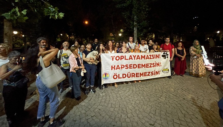 marksistorg's tweet photo. Katliam yasası mecliste: AKP-MHP dayatıyor, muhalefet ve aktivistler 'hayır' diyor

Sokak hayvanlarının katledilmesini içeren yasa teklifinin komisyonda görüşülmesi üzerine hem meclis önünde hem de dışında ve birçok şehirde protestolar yaşanıyor.

https://t.co/m2DL1rDPUp https://t.co/fVZmJtE6RH