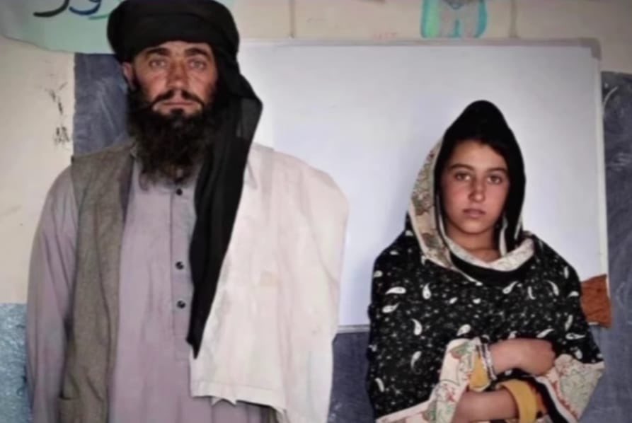 Junaid__1405's tweet photo. This Afghan Father Travels 12 Km Daily To Take Daughters To School, Waits 4 Hours While They Study. https://t.co/pGaxz44IkF