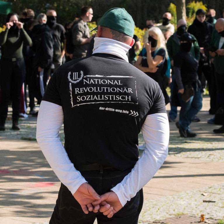 Nach Angriffen von III. Weg &amp; NRJ am Ostkreuz am 6. Juli und einer Attacke am 21. Januar in PBerg heute Razzia bei zehn Nazis (17 bis 21 Jahre) in Berlin, Brandenburg und Sachsen, darunter bei Erik S. in Pankow. <a href="/Tagesspiegel/">Tagesspiegel</a>