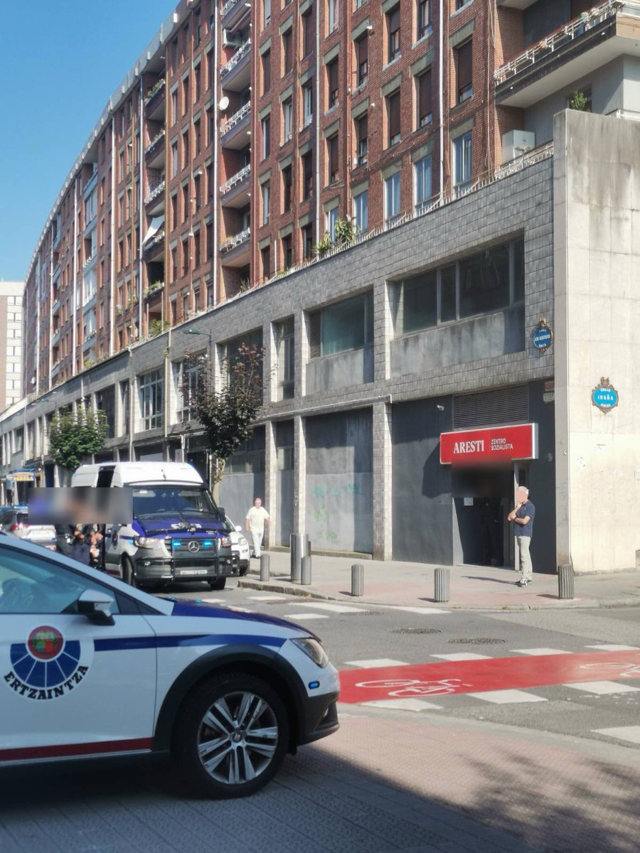 Kontseilua_Bilb's tweet photo. 🔴ADI! Aresti Zentro Sozialista desalojatzen ari dira.

Goizeko 8:30ak aldera Ertzaintza eta Udaltzaingoa Zentroa desalojatzera etorri dira, aurrez jakinarazi gabe. Ez dute agindu judizialik erakutsi, eta babesa ematera etorri diren kideak identifikatzen ari dira. Adi berrietara! https://t.co/rXPxLezNZ4
