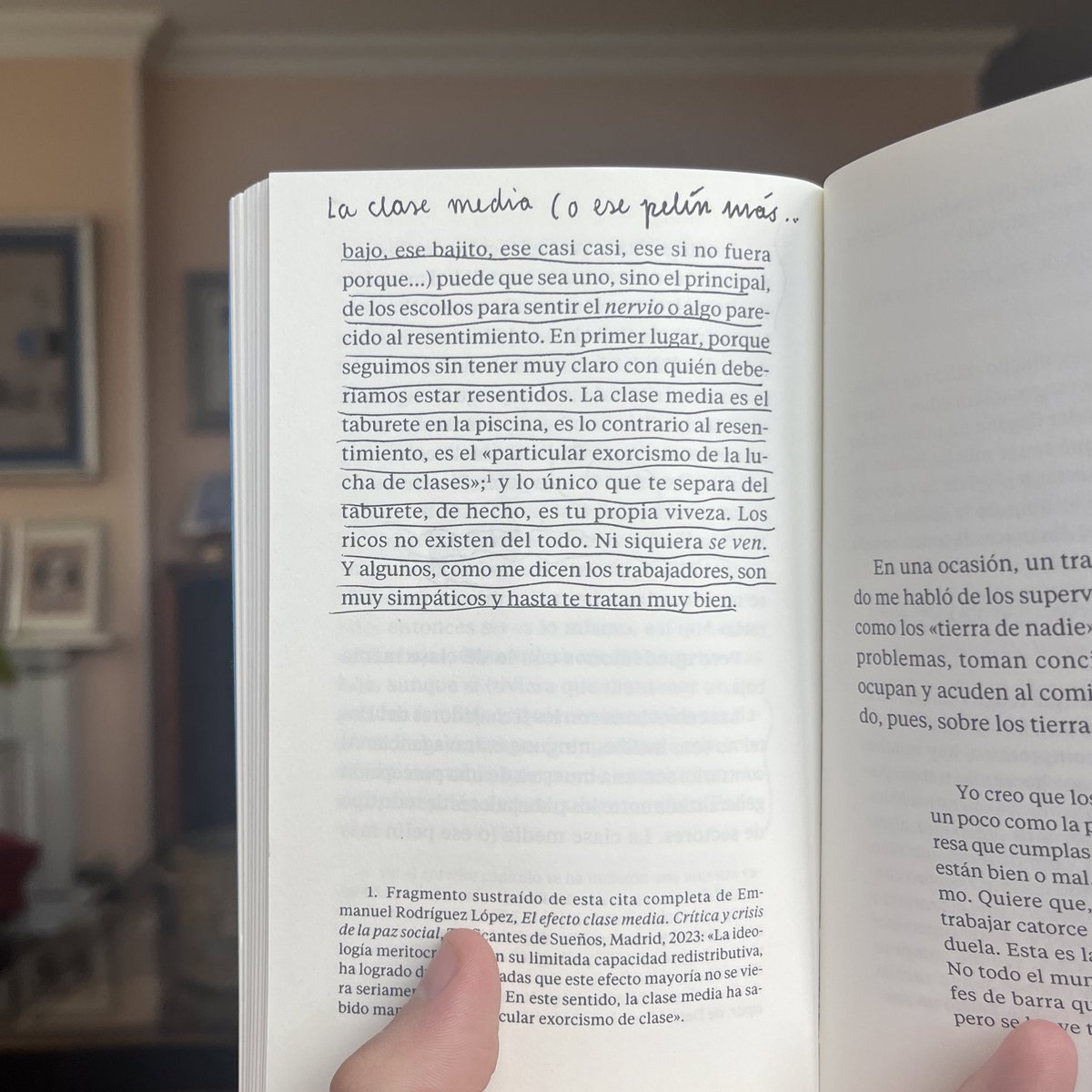 Tenía razón todo el mundo sobre este libro, pero sobre todo tiene razón <a href="/annapacheco__/">Anna Pacheco</a>: quizás sea ese pelín que nos hace no sentirnos clase obrera lo que nos bloquea de sentir la rabia de clase, el nervio para levantarnos, lo que nos hace conformarnos