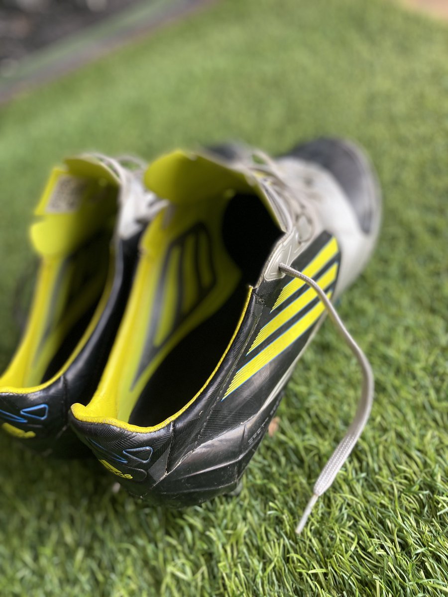 RasuulAbiriga's tweet photo. New baby in stock @adidas makes it perfect 💯and more aggressiveness plus trophies 💪🏿💯. Just go to @zilsportsug to get yourself one 🙏🏿
#zilsportsug
#ugandarugby
#Raiseyourgame
#adidas
#RA15 https://t.co/TbhFfSda6o