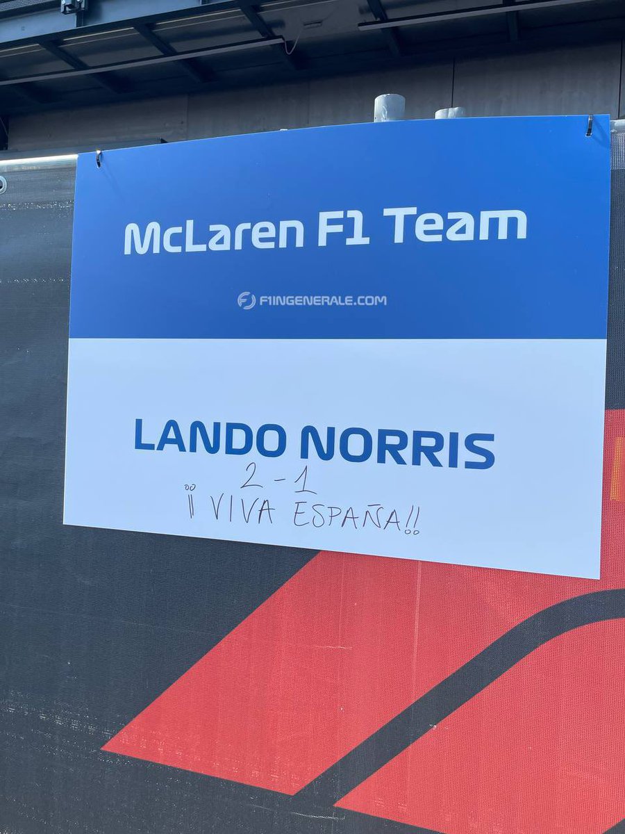 😂 El Manager de Sainz ha escrito esto en un cartel de Norris y McLaren.

“2-1”

“¡¡VIVA ESPAÑA!!”

[<a href="/F1ingenerale_/">F1INGENERALE</a>]