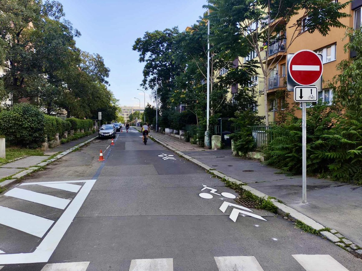mestemnakole's tweet photo. V pražských Holešovicích pokračuje plošné značení cykloobousměrek. #Praha7 https://t.co/WwDn1jTksO https://t.co/OvutfpXhOu