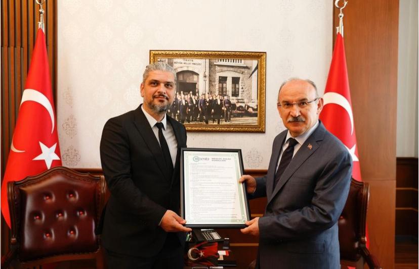 Dernek yönetim kurulu olarak Sakarya Valisi Sn. Yaşar Karadeniz'i makamında ziyaret ettik.

#sakarya #vali #ziyaret #istişare #makine #makina #sanayi #teknoloji