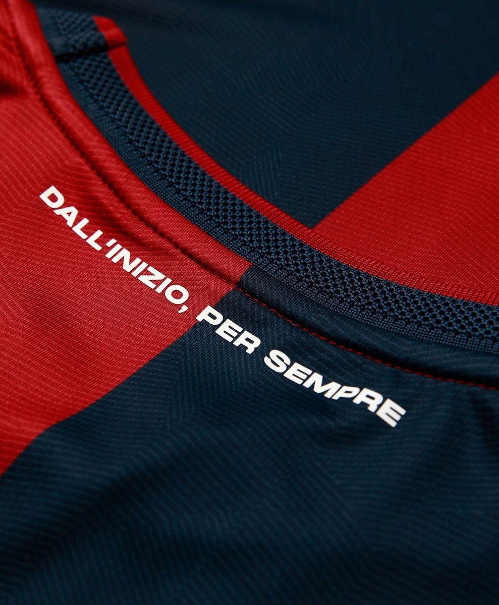 La maglia, che bella!
versione 24- 25, si recupera il passato con quel tocco di vintage che aveva caratterizzato la quarta maglia 24.

Mi ricorda le maglie dei miei primi idoli, Bittolo e Manera.
Girocollo elegante e ben rifinito e i colori intensi come la nostra passione.
#Genoa