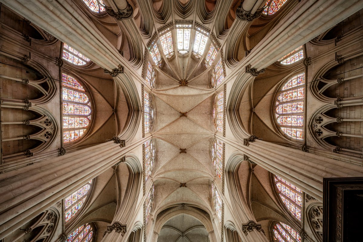 De ses recoins cachés à ses gargouilles énigmatiques, découvrez pourquoi la Cathédrale Saint-Julien est si spéciale… ✨

“Mystères dans la Cathédrale” est un spectacle conté qui se tient tous les vendredis et samedis soirs de l'été 👀 Réservation auprès de l’Office de Tourisme.