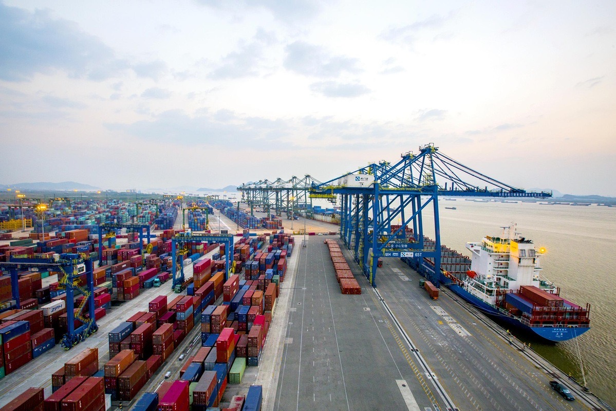 iGuangdong's tweet photo. 🚢🤝 #Guangdong reached a foreign trade volume of 4.37 trillion yuan ($601.89 billion) in the first half of 2024, up by 13.8% YoY, representing 20.6% of the country's total.👏 #GDupdates https://t.co/kbAyKlexNI https://t.co/XqYbYiehwr