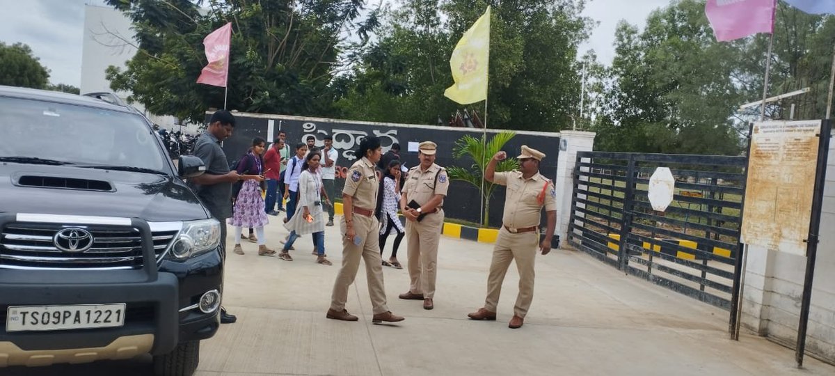 MalkajgiriCop's tweet photo. DCP Maheshwaram Reviewed Arrangements at DSC Examination Centres

Today, Smt. V. Sunitha Reddy, @DCPMaheshwaram, visited #SCIENT and  #Siddharth Engineering Colleges in Ibrahimpatnam. During her visit, she interacted with the Principal, management & #DSC aspirants and gave instructions to the police personnel and college's management for the smooth conduct of the #DSC exam.

@DcpMalkajgiri @DCPLBNagar @DcpBhongir @ntdailyonline @TelanganaToday @eenadulivenews @v6velugu @ManaTelanganaIN @DeccanChronicle @TheDailyPioneer @TheHansIndiaWeb @the_hindu @TheDailyMilap @TheSiasatDaily @way2_news @timesofindia @abntelugutv @EconomicTimes @IndianExpress @NewIndianXpress @IndiaToday @AndhraPrabhaApp @bbcnewstelugu