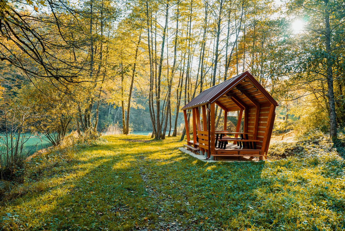 on the picture, there is the beautiful Slunjčica river, a perfect spot for relaxing picnic by the water's edge, surrounded by the sounds of nature. An ideal place to enjoy the outdoors and peace.🌿🪻🪷🪁

#PicnicByTheRiver  #Nature  #Slunj #Rastoke #NatureTherapy