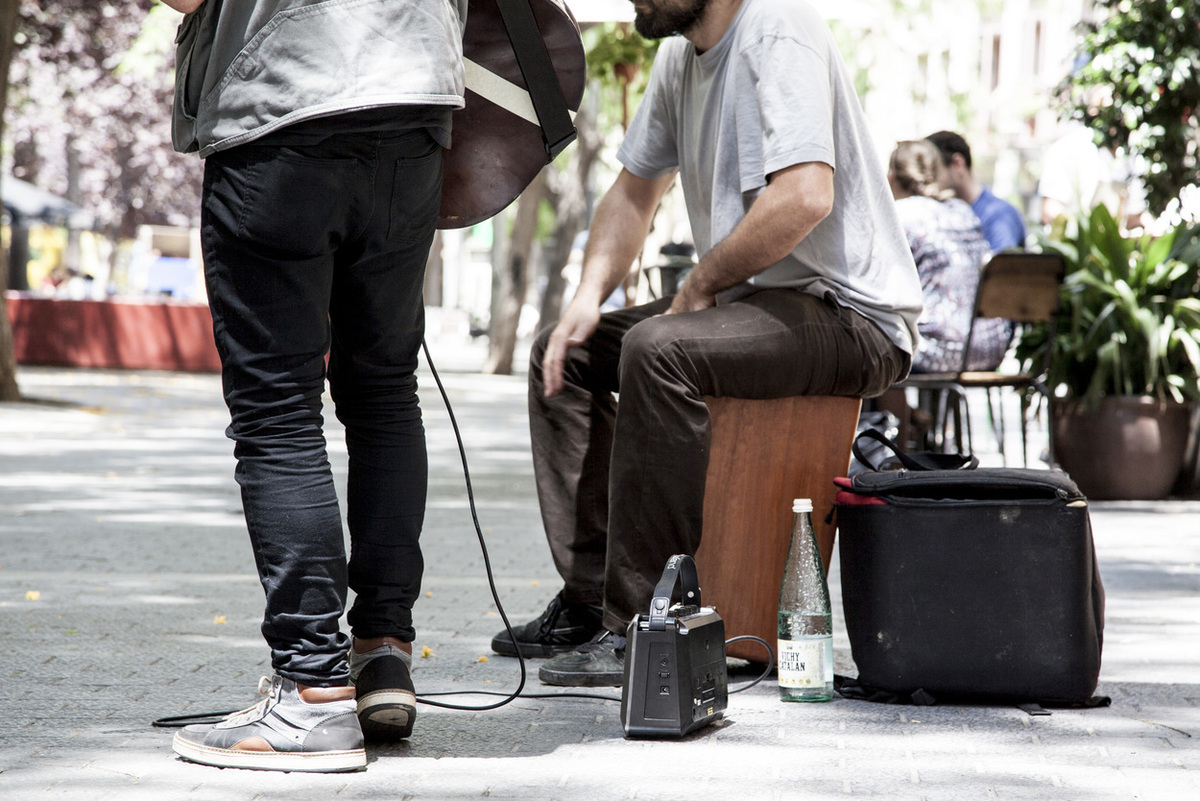 bcn_ajuntament's tweet photo. 🔇Silenci! Ciutat Vella posa en marxa un pla de reducció de la contaminació acústica.

Es duran a terme actuacions específiques graduals en sis zones, i es crearà una comissió de seguiment amb residents i representants dels sectors comercial i econòmic.

https://t.co/NWLrS8mukC https://t.co/alJYttp1Ph