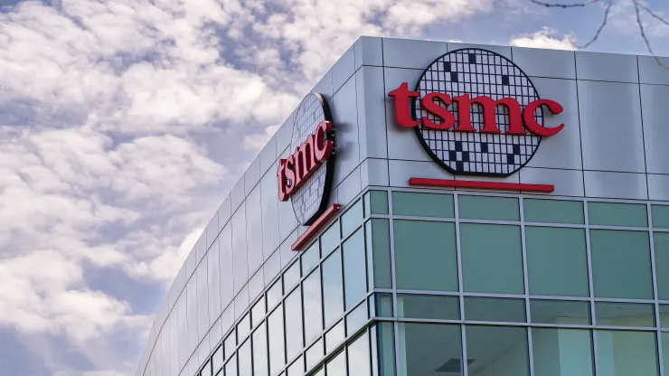 sarbjeetjohal's tweet photo. BREAKING: TSMC beats on top and bottom line. 

Surging demand for advanced chips used in AI applications has boosted TSMC’s Taiwan-listed shares by nearly 70% so far this year.

Development of 2-nanometer technology is “progressing well” and is on track for volume production in 2025, said TSMC.

Brady Wang, associate director of Counterpoint Research, said that the capacity of the 3-nanometer process is expected to more than double in 2024 compared to the previous year.

Revenue: 673.51 billion New Taiwan dollars ($20.82 billion), vs. NT$657.58 billion expected

Net income: NT$247.85 billion, vs. NT$238.8 billion expected

Great reporting from @sheilachiang of @CNBC. 

TSMC second-quarter profit beats expectations as AI chip boom continues https://t.co/3hBQ93sJ5K

cc @dvellante @furrier @ShellyKramer @dfloyer @Craw @rwang0 @jonfortt