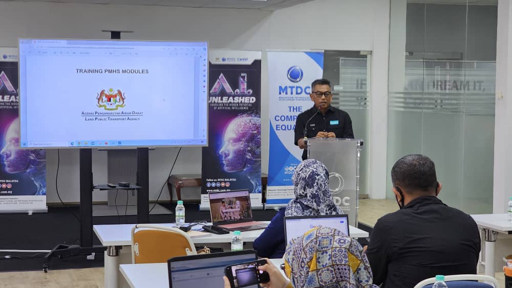 bsmartsystem's tweet photo. 17th July 2024 – The first training session for PMHS System 1.0 Modules was held at Co9P UPM-MTDC Technology Centre, Selangor. BSMART was responsible to conduct the training for APAD Command and Control Centre Unit officers to ensure efficient use of the modules. https://t.co/qEMCl7KqgN