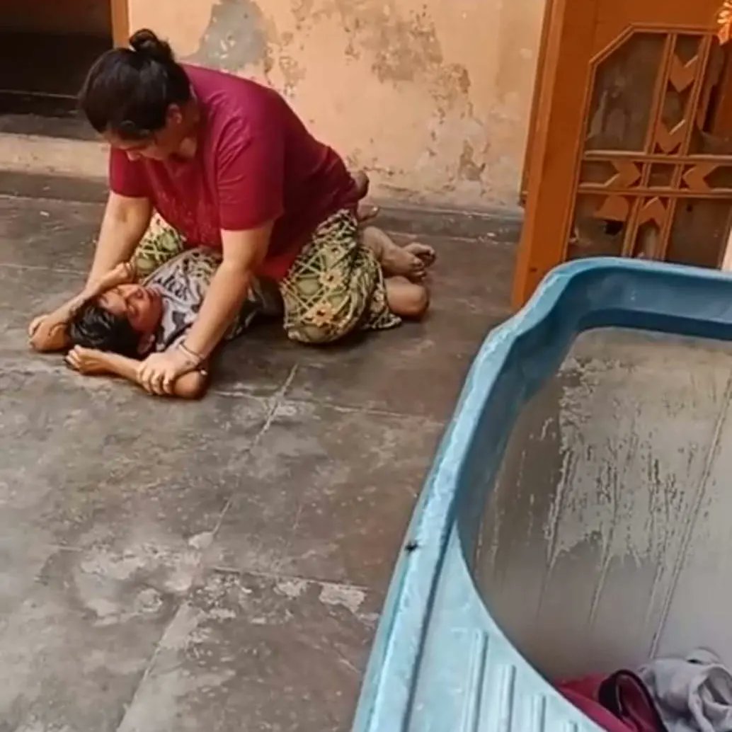 हरिद्वार, पति से बदला लेने के लिए बेटे को जानलेवा तरीके से मारकर वीडियो बनवाने वाली हैवान माँ को दंड देने के बजाय हरिद्वार पुलिस ने काउंसिलिंग करके जाने दिया। यही काम यदि पिता ने किया होता तो उसे जेल भेज दिया जाता। लेकिन क्योंकि माँ ही "सबसे बड़ी योद्धा है" इसलिए ...
