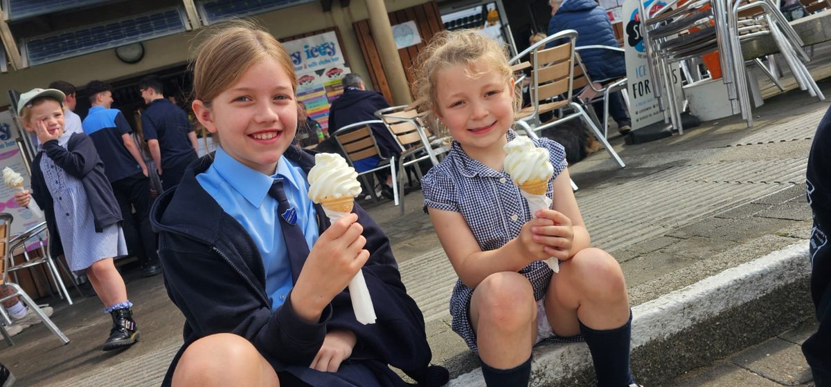 SMagdalens's tweet image. Year 6 and Reception have loved having a beach walk and getting an ice-cream together #bestbuddies