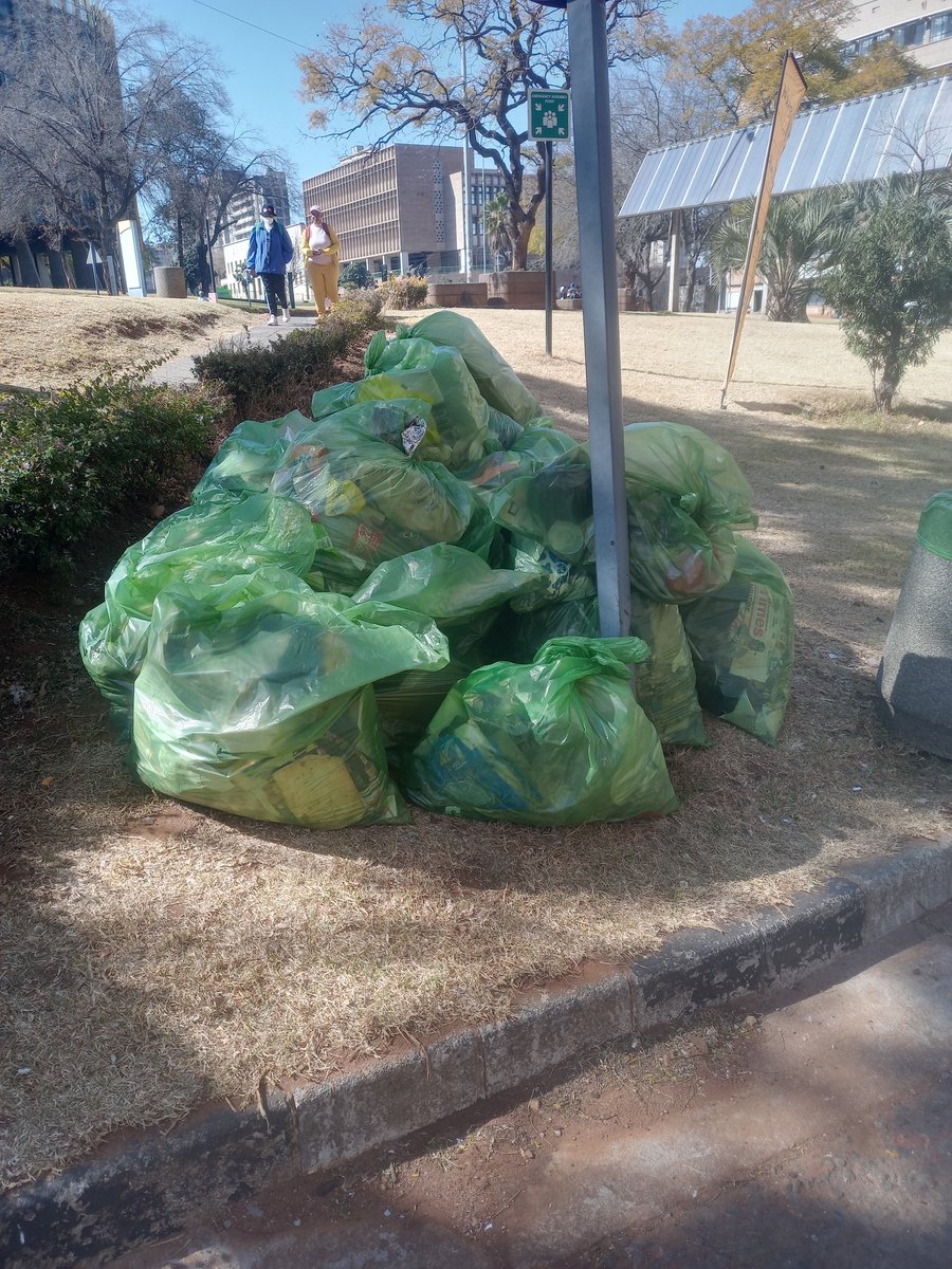 CRUM_CoJ's tweet photo. #NelsonMandelaInternationalDay #crum_headoffice #67Minutes... Batho Pele, as we celebrate Mandela day we cleaned around Metro centre... #SafeJoburg, #cleanjoburg.. https://t.co/Qjo57eBUyP