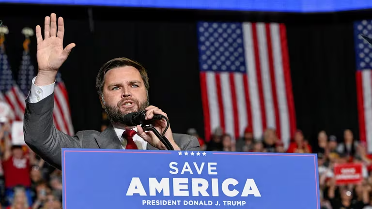 PickUpNoticiarg's tweet photo. Frente a Donald Trump, en la convención republicana, J.D. Vance aceptó la candidatura a vicepresidente de Estados Unidos https://t.co/s1uDvnPWp6