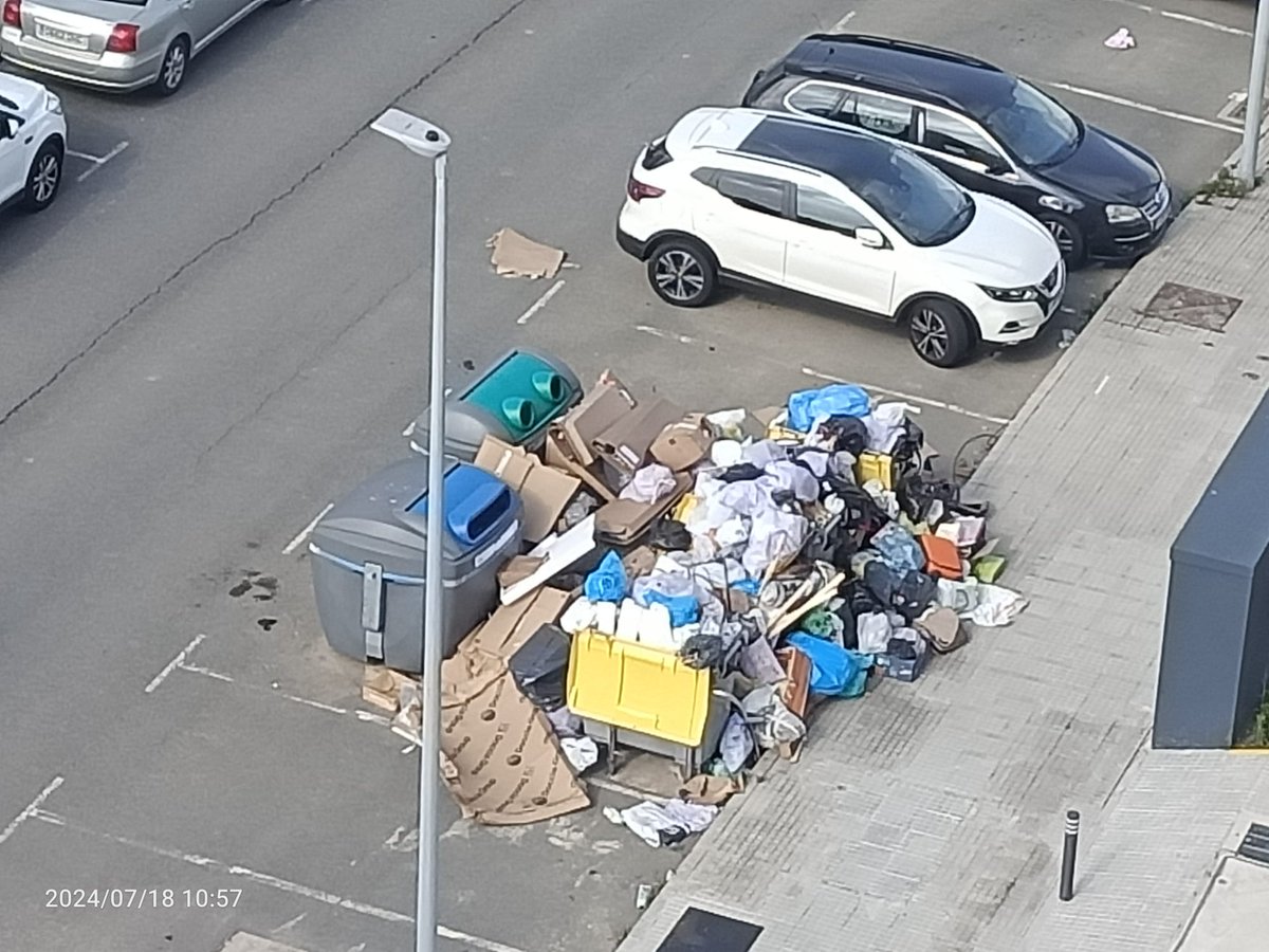 sector7_coruna's tweet photo. El día 09/07 se recogió, estamos a 18/07...¿Q significan servicios mínimos @RAEinforma?
#coruña #someso #recintoferial https://t.co/IwdhJIzBUL
