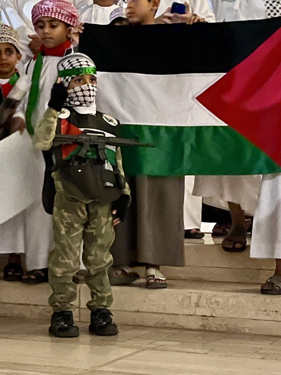 Alkaabi90F's tweet photo. بعد حادث #الوادي_الكبير المؤلم هناك دروس يجب أن نتعلم منها،وأهمها:
عُمان دولة قانون ودولة تعايش وسلام وليست دولة احزاب وجماعات ، ويجب الضرب  بيد من حديد لكل من يحاول زعزعة الامن وضرب الوحدة الوطنية..لا للتجمعات امام المساجد ولا لأدلجة الاطفال وتلثيم وجوههم..
#الجناه_الثلاثه https://t.co/F6ommS2osB