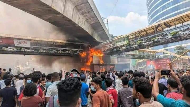 AnikaMeem08's tweet photo. Students are being killed by police here in Bangladesh.  A scene of today in Mirpur 10, Dhaka Bangladesh. 
#PrayForBangladesh 
#SaveBangladeshiStudents 
#QuotaMovement #quotaandolon2024 https://t.co/oJGQDUX0co