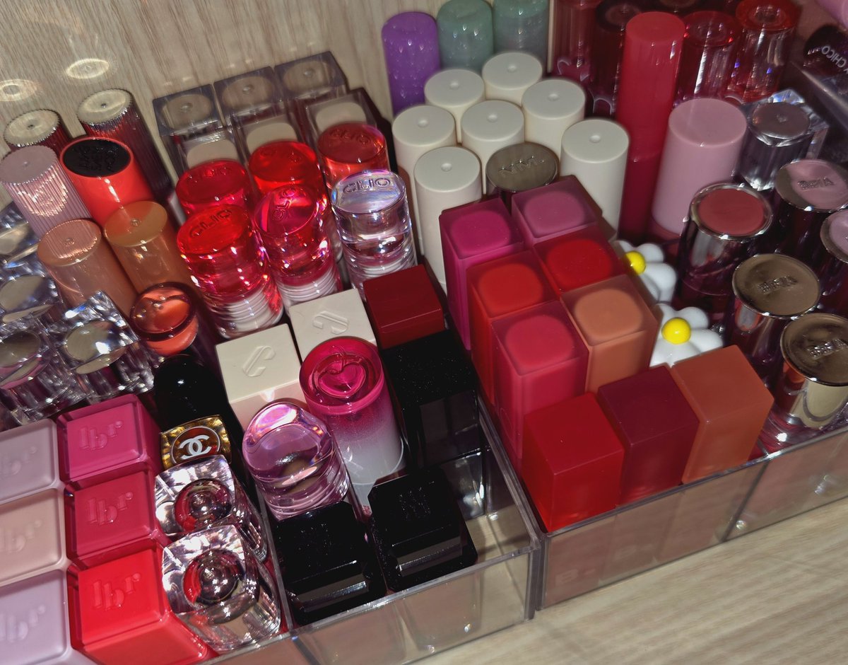 4분할 다용도 클리어 수납함

-높이가 딱 적당해서 길이 좀 있는 립제품들 정리하기 좋음! 
칸막이 있어서 잘 쓰러지지도 않고 한 칸에 약 6~9개까지 들어가서 브랜드/종류별로 정리하기도 좋아요