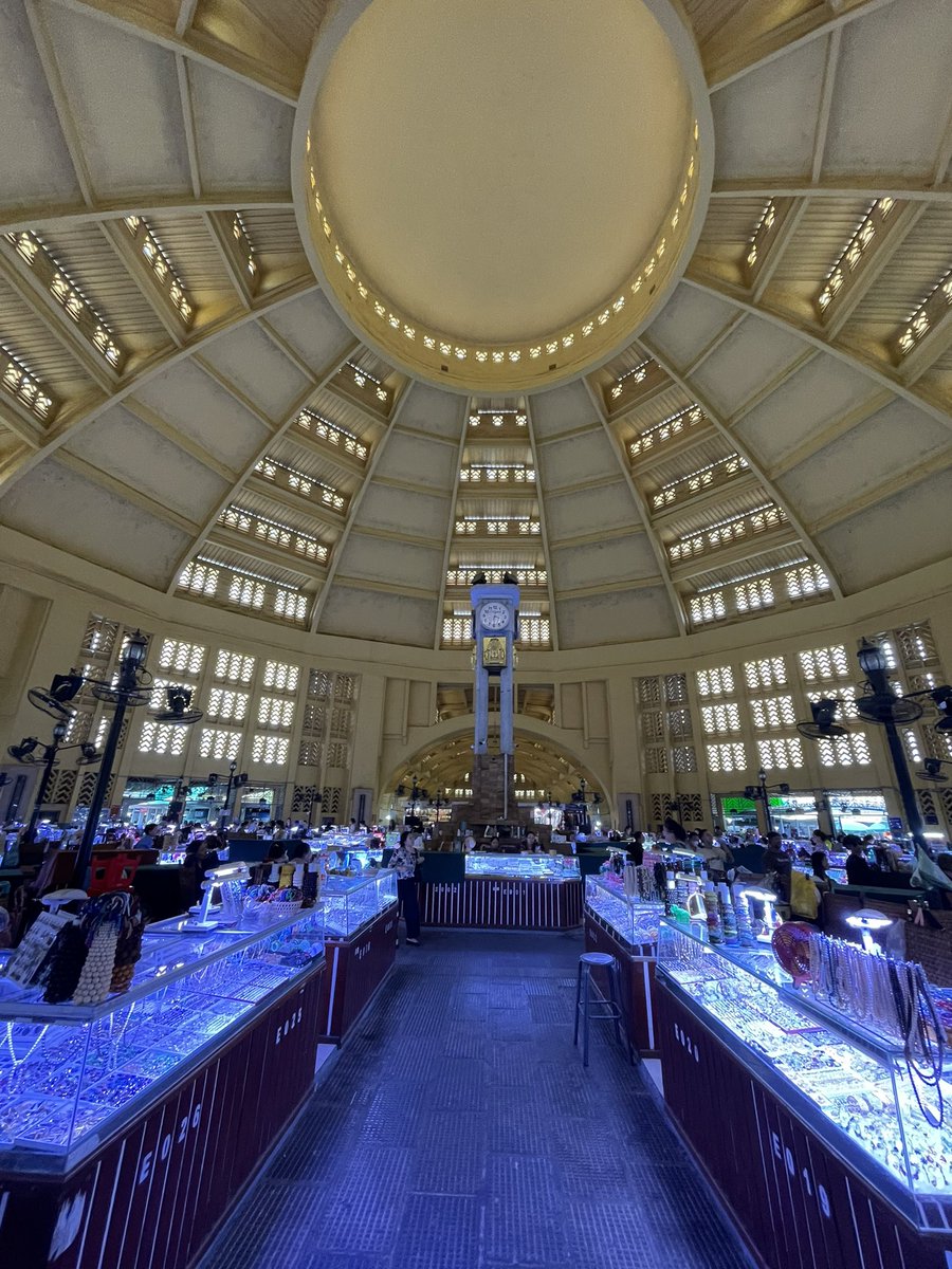 CDSHumanities's tweet image. Day two in Phnom Penh. After an emotional morning in the killing fields, the girls had fun shopping in the central market. Tomorrow: Moon Bear sanctuary