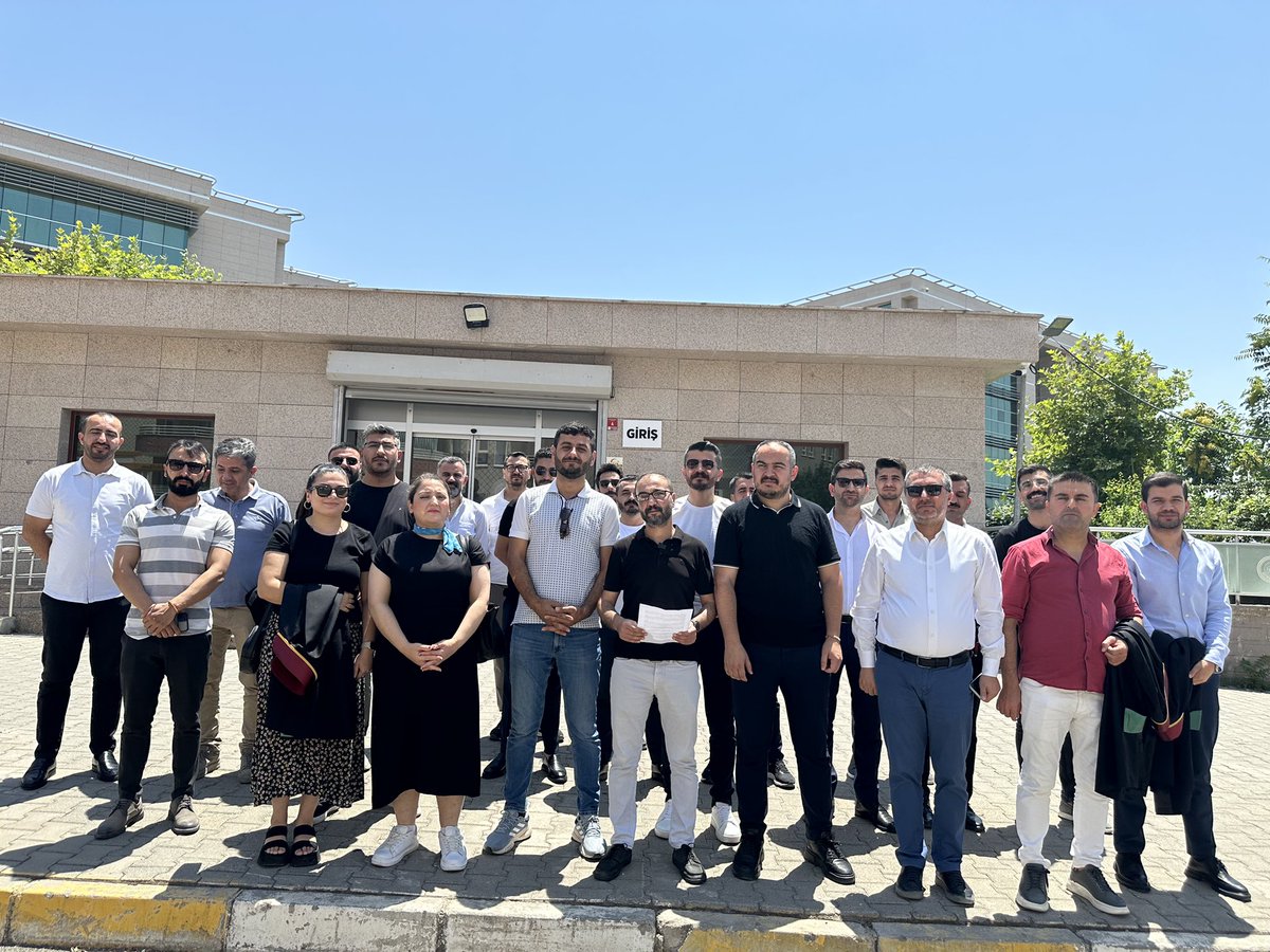 Mesleki faaliyetleri gerekçe gösterilerek tutuklanan meslektaşımız Av. Şüheda Ronahi Çiftçi’nin tutukluluk halinin devamı yönündeki hukuka aykırı karara ilişkin basın açıklaması gerçekleştirdik.