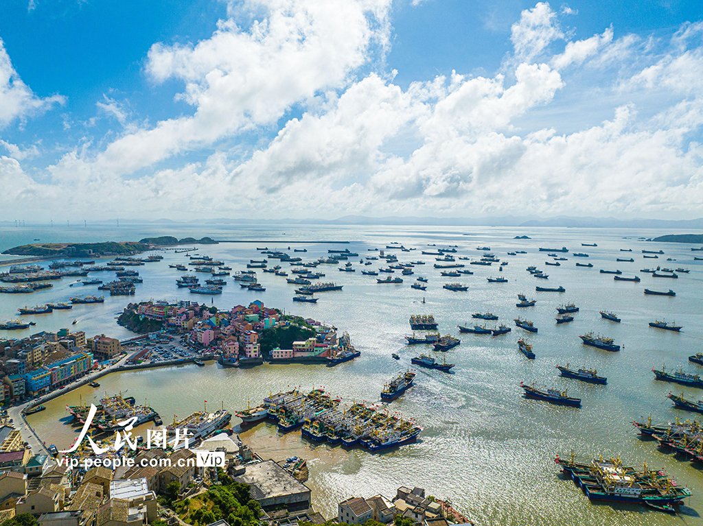 PDChinese's tweet photo. 【浙江溫嶺：夏日漁港美如畫】近日，在浙江省溫嶺市石塘鎮各漁港內，休漁的漁船和各類船只有序停泊着，時而有船隻往來穿行，構成一幅夏日漁港風光畫卷。 https://t.co/re2RjZBsDq